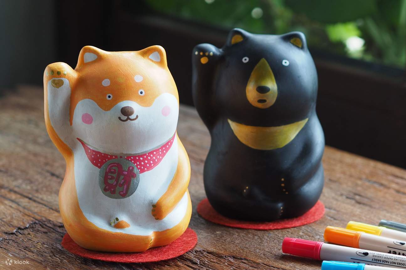 Esperienza artigianale di ceramica creativa per la prosperità: Gatto dorato e Taiwanese God of Wealth dipinti a mano